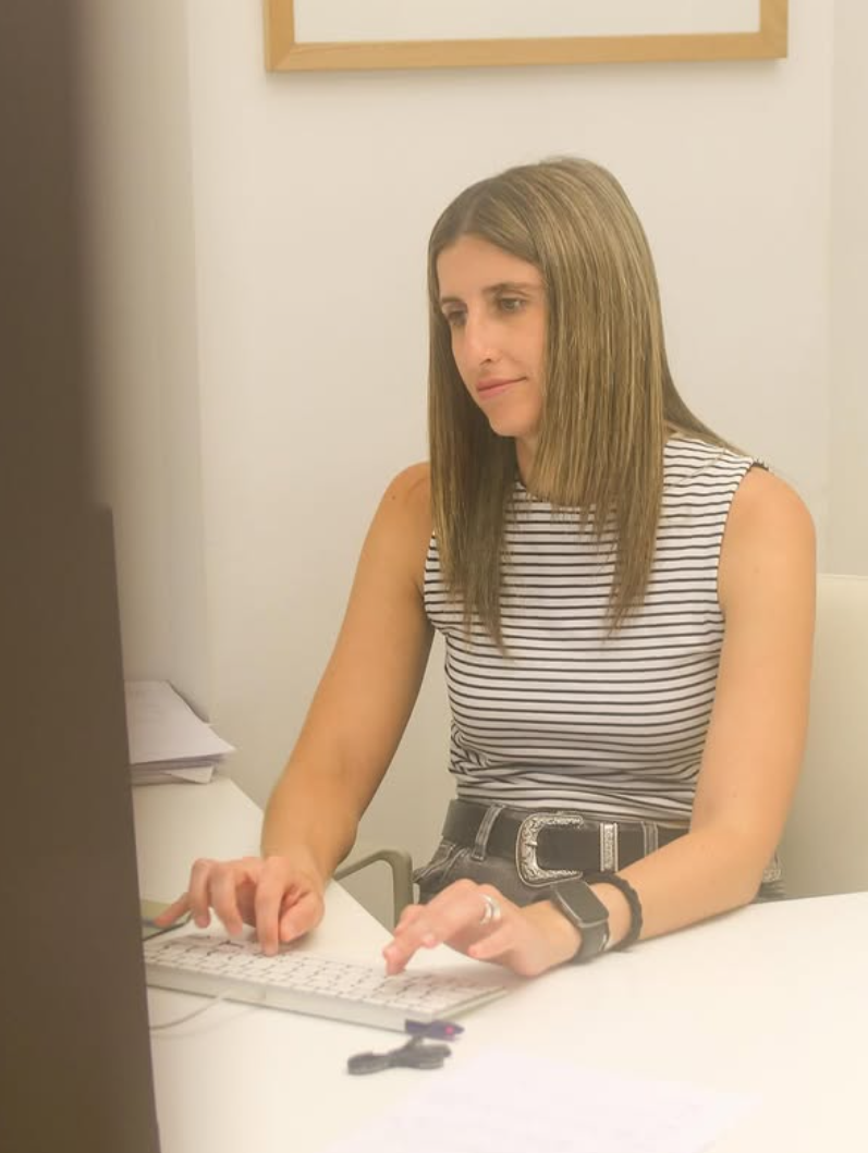 Sandra Soler preparando un plan nutricional personalizado en consulta